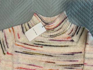 Jersey de mujer con cuello alto y estampado