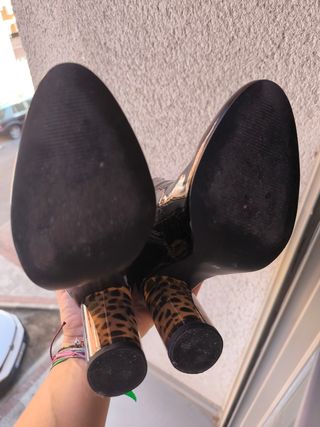 Botines charol tacón animal print