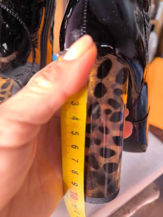 Botines charol tacón animal print