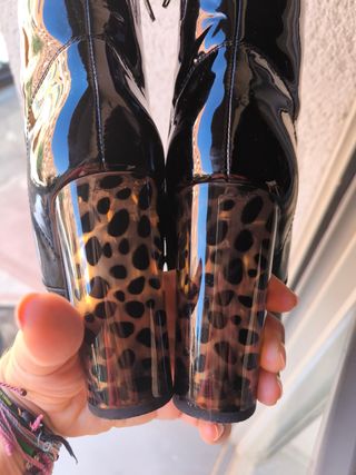 Botines charol tacón animal print