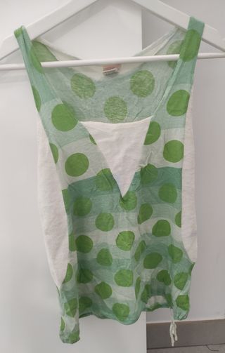 Camiseta verde y blanca con lunares