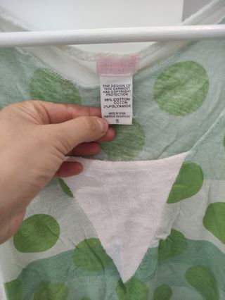 Camiseta verde y blanca con lunares