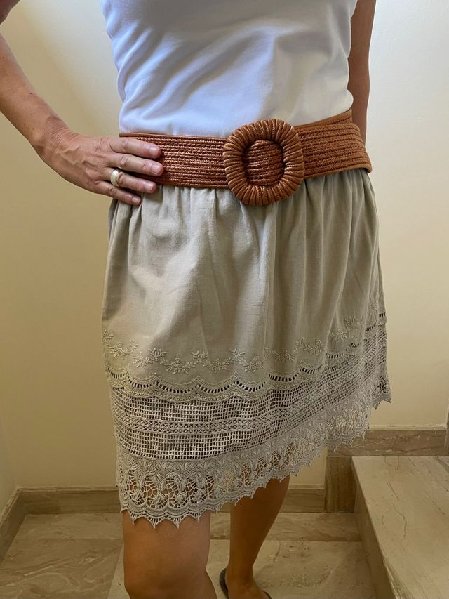 Falda beige corta con bordados