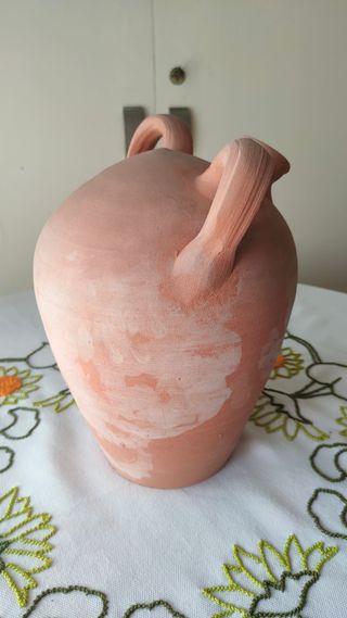 Cántaro de barro asimétrico. Firmado