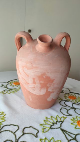 Cántaro de barro asimétrico. Firmado