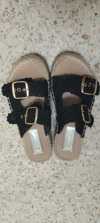 Sandalias de plataforma con hebillas doradas