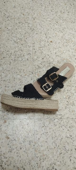 Sandalias de plataforma con hebillas doradas