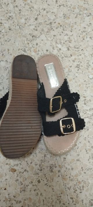 Sandalias de plataforma con hebillas doradas