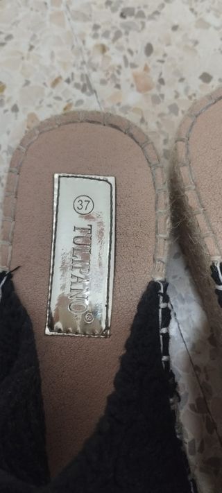 Sandalias de plataforma con hebillas doradas