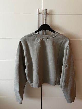 Sudadera verde caqui corta.