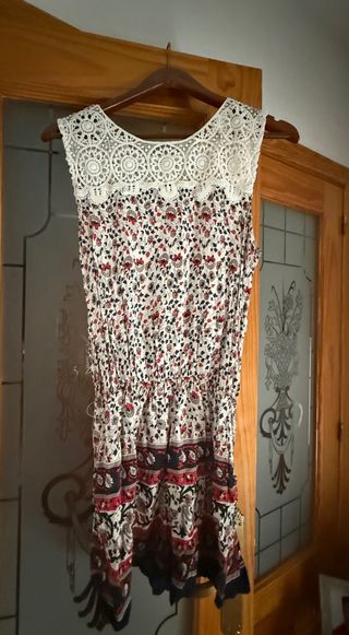 Mono corto estampado floral con encaje