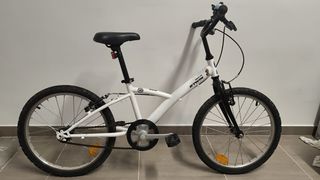 Bicicleta infantil B'Twin blanca con 2 cascos infa
