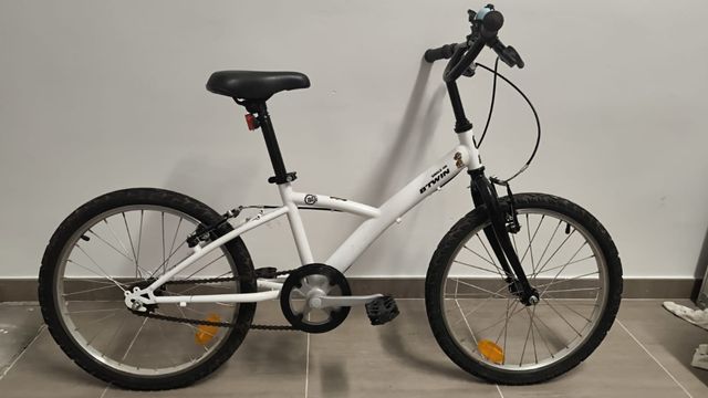 Bicicleta infantil B'Twin blanca con 2 cascos infa