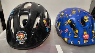 Bicicleta infantil B'Twin blanca con 2 cascos infa