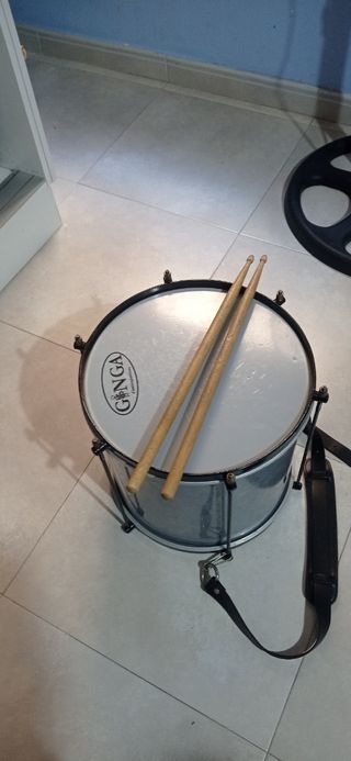 Tambor de batucada con baquetas