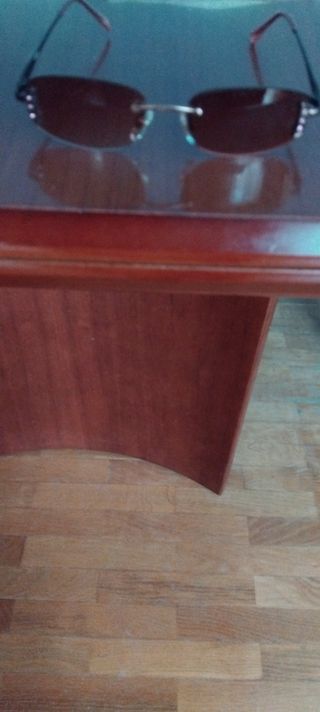 Gafas de sol modernas rosas y plateadas