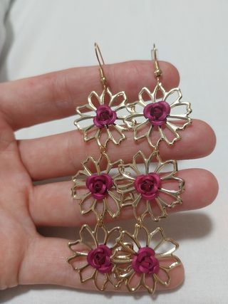 Pendientes largos dorados con flor color morado