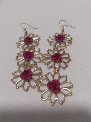 Pendientes largos dorados con flor color morado