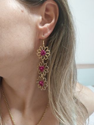 Pendientes largos dorados con flor color morado