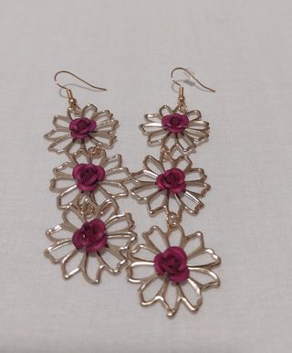 Pendientes largos dorados con flor color morado