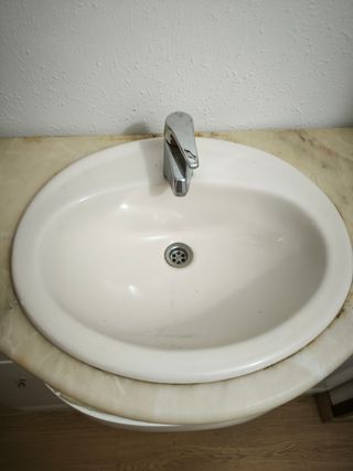 Lavabo de baño con grifo