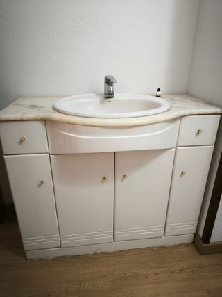 Lavabo de baño con grifo