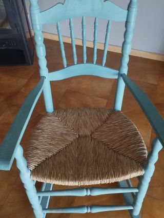 Mecedora azul con asiento de mimbre
