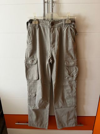 Pantalones cargo verde caqui.