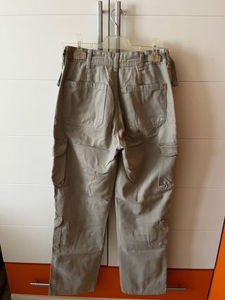 Pantalones cargo verde caqui.