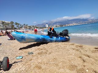 Kayak azul y blanco