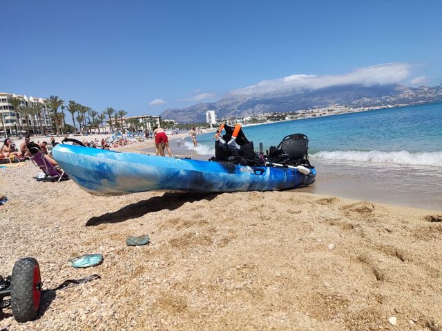 Kayak azul y blanco
