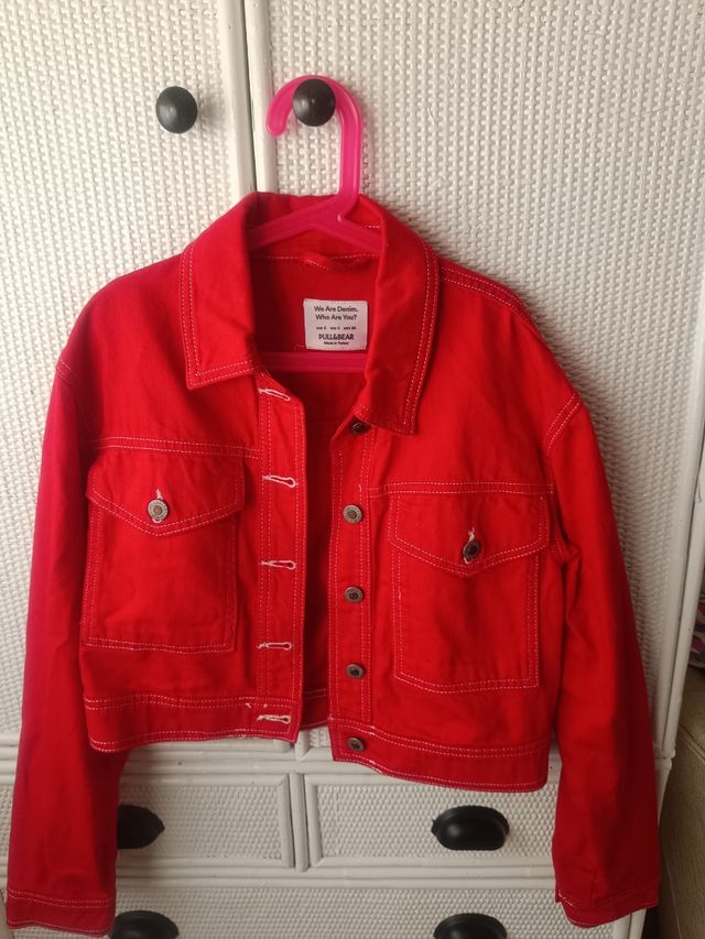 Cazadora vaquera roja Pull&Bear Talla S