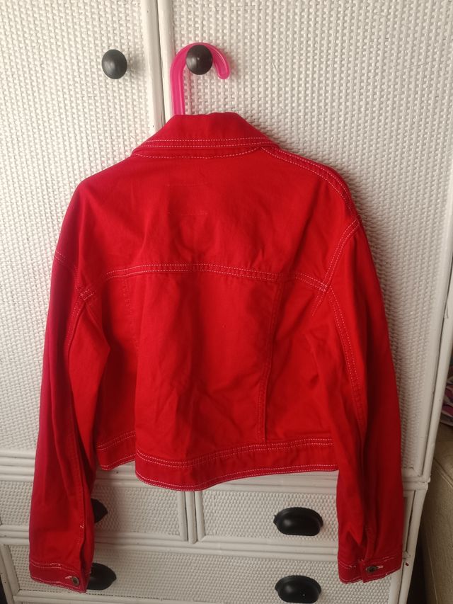 Cazadora vaquera roja Pull&Bear Talla S