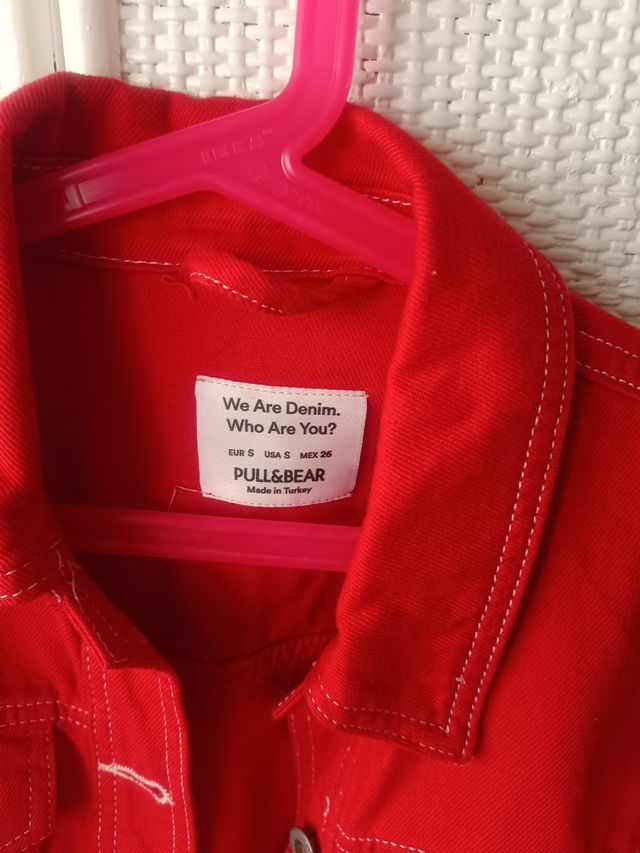 Cazadora vaquera roja Pull&Bear Talla S