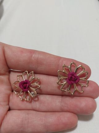 Pendientes flor dorados con centro morado