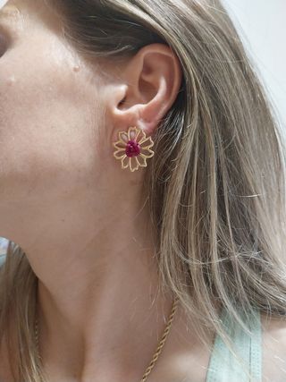 Pendientes flor dorados con centro morado
