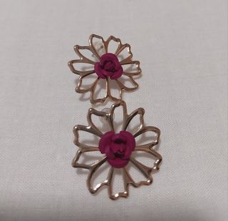 Pendientes flor dorados con centro morado