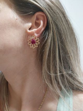 Pendientes flor dorados con centro morado
