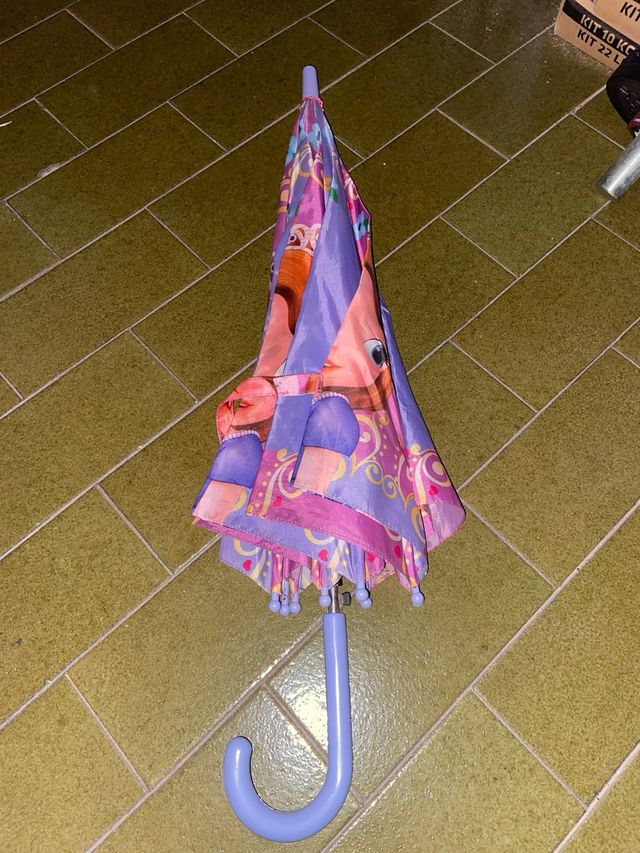 Paraguas infantil con diseño de personaje