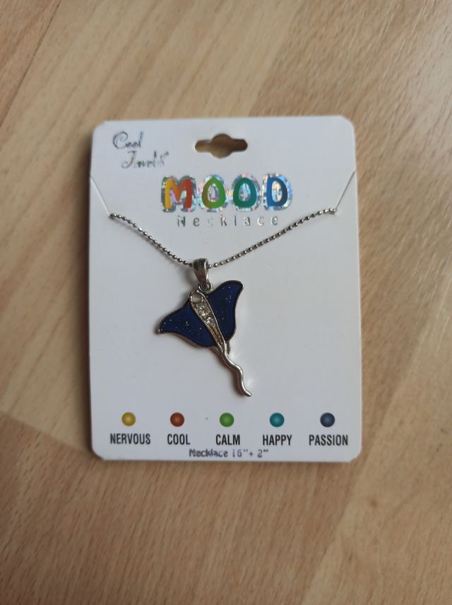 Collar Manta Raya Cool Jewels. Cambia de color.