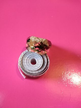 Anillo de resina con caracolas