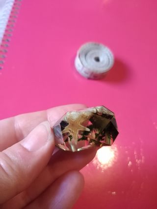 Anillo de resina con caracolas