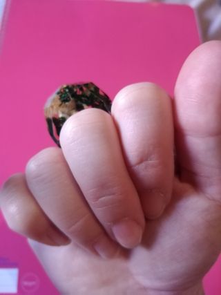 Anillo de resina con caracolas