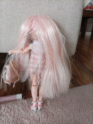 Muñeca Rainbow High Bella