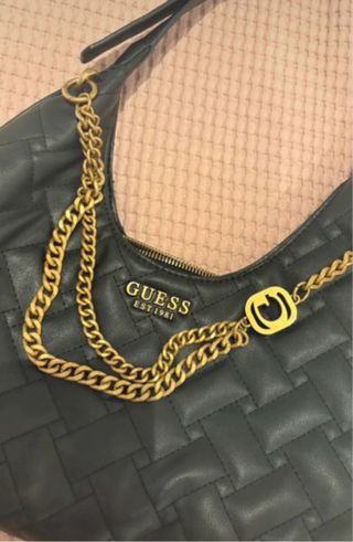 Bolso Negro Guess Acolchado Cadena Dorada