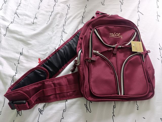 Mochila estilo bandolera color burdeos