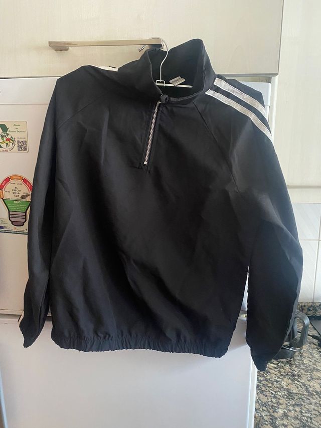 Chándal negro con cremallera y rayas. Sin uso