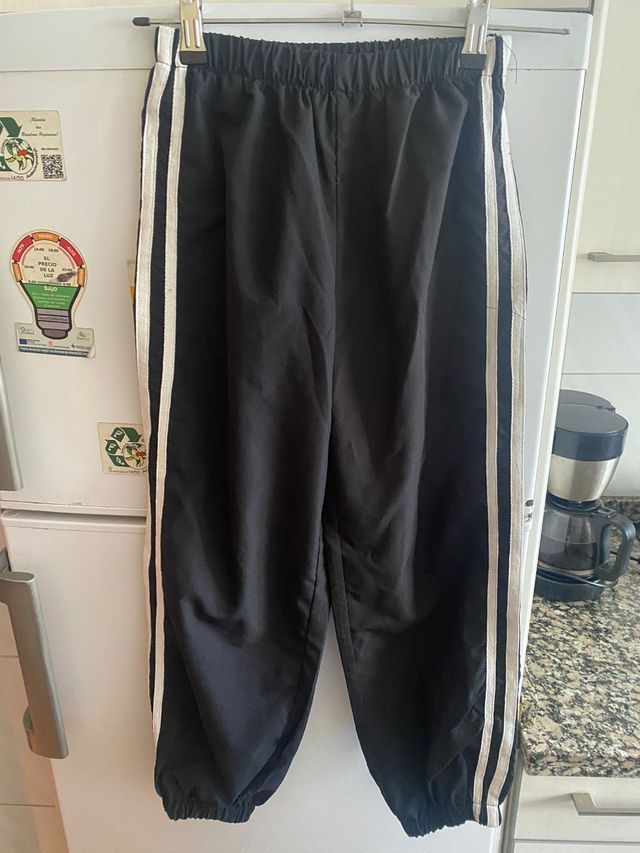 Chándal negro con cremallera y rayas. Sin uso