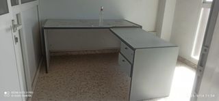 Mesa de oficina blanca