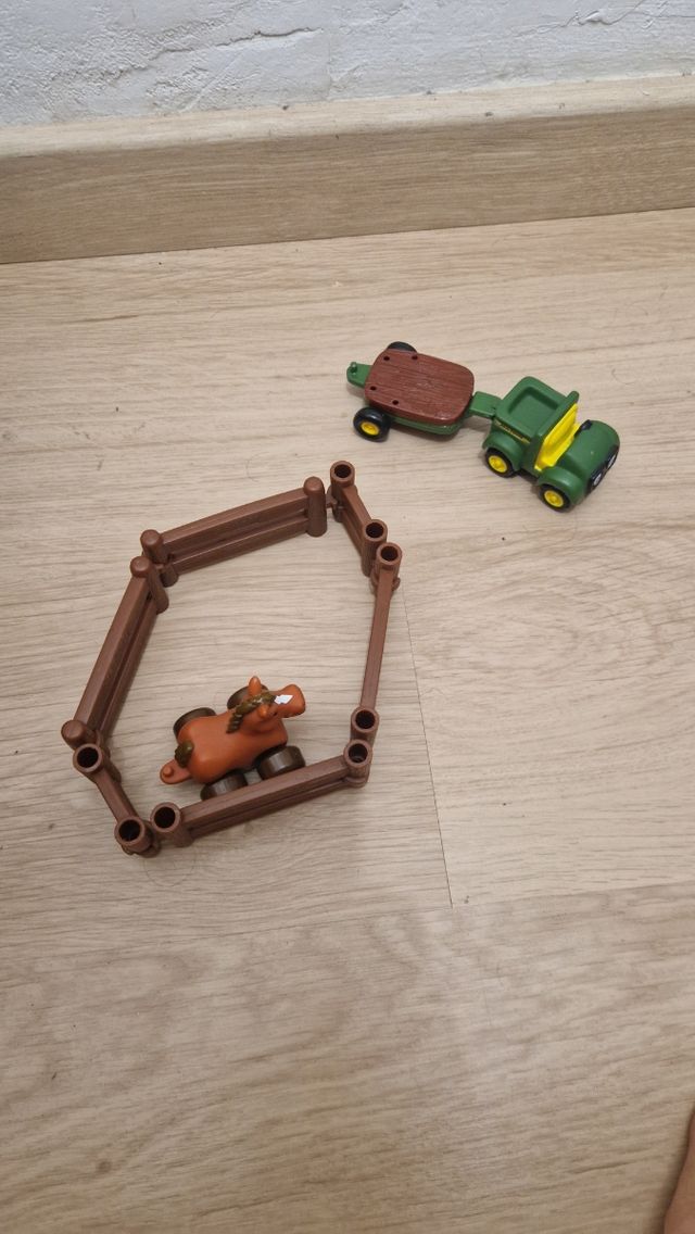 Tractor John Deere con remolque y caballo